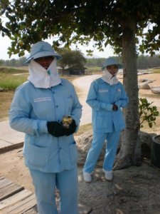 Here Mali, hold this Chang beer while I hit.