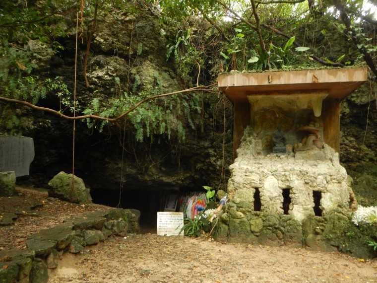 Entrance to the cave - you are not allowed to enter because it still is a grave and it is disrespectful to walk over the remaining fragments of bone and so on.